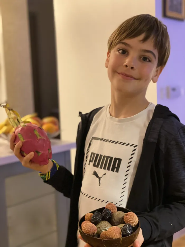 Matej s pitajom i zdjelicom kuglica